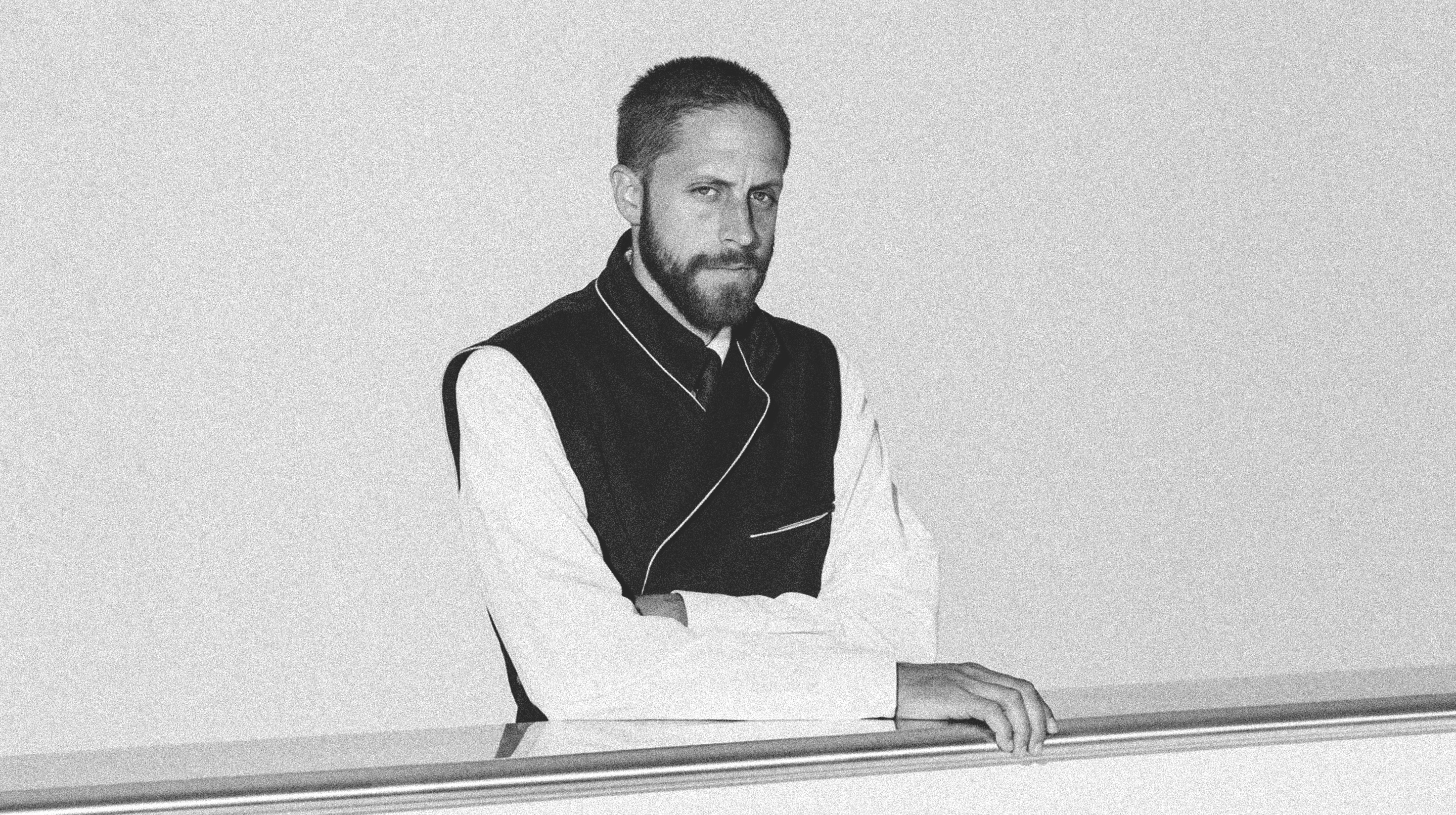 Didier Quarroz, black-and-white portrait, arms folded on a balustrade